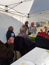 Leidit lavalla rosvopaisti-illassa.