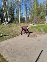 Mölkkykenttää kunnostettiin. 