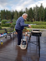 Yrttitupajuhla elokuu 2021. Juhani ja Anne kokkasivat.